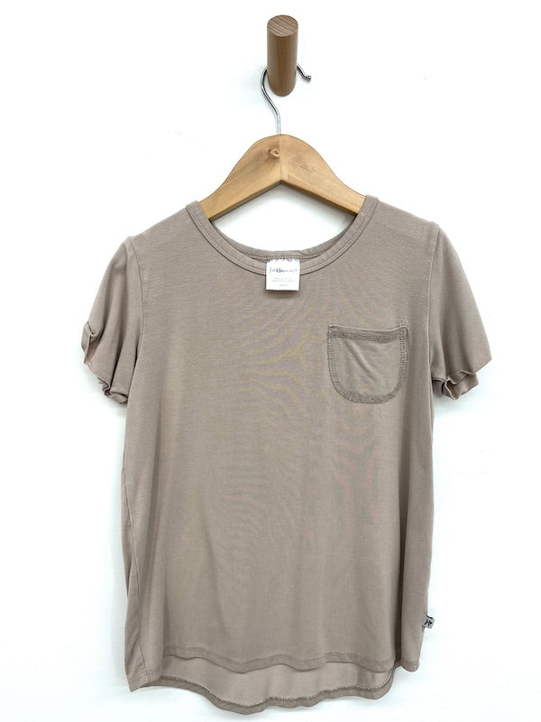 jax + lennon pocket tee taupe 5/6Y