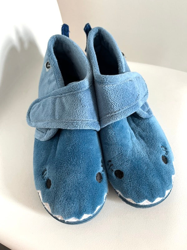 victoria shark slippers size 13C