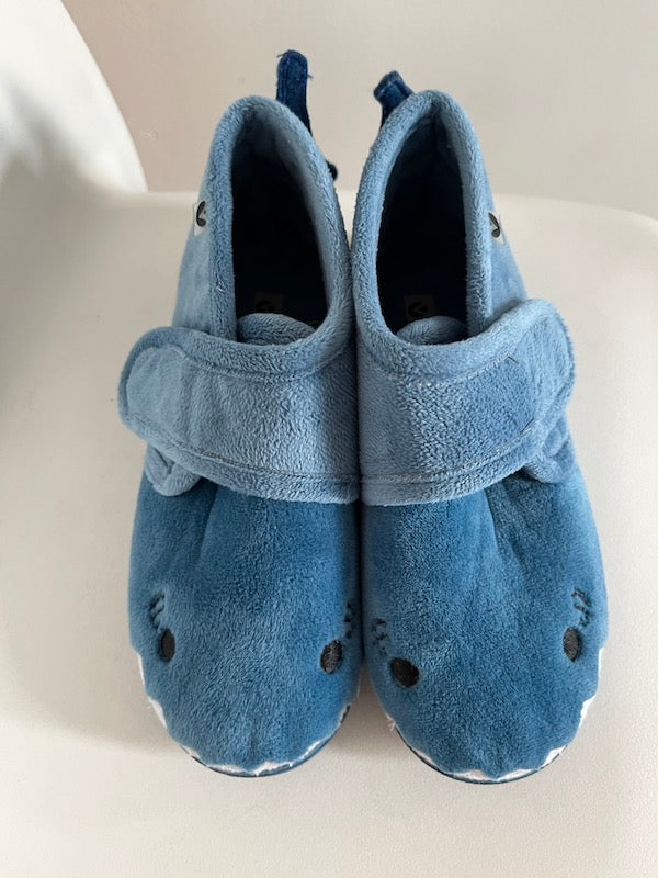 victoria shark slippers size 13C